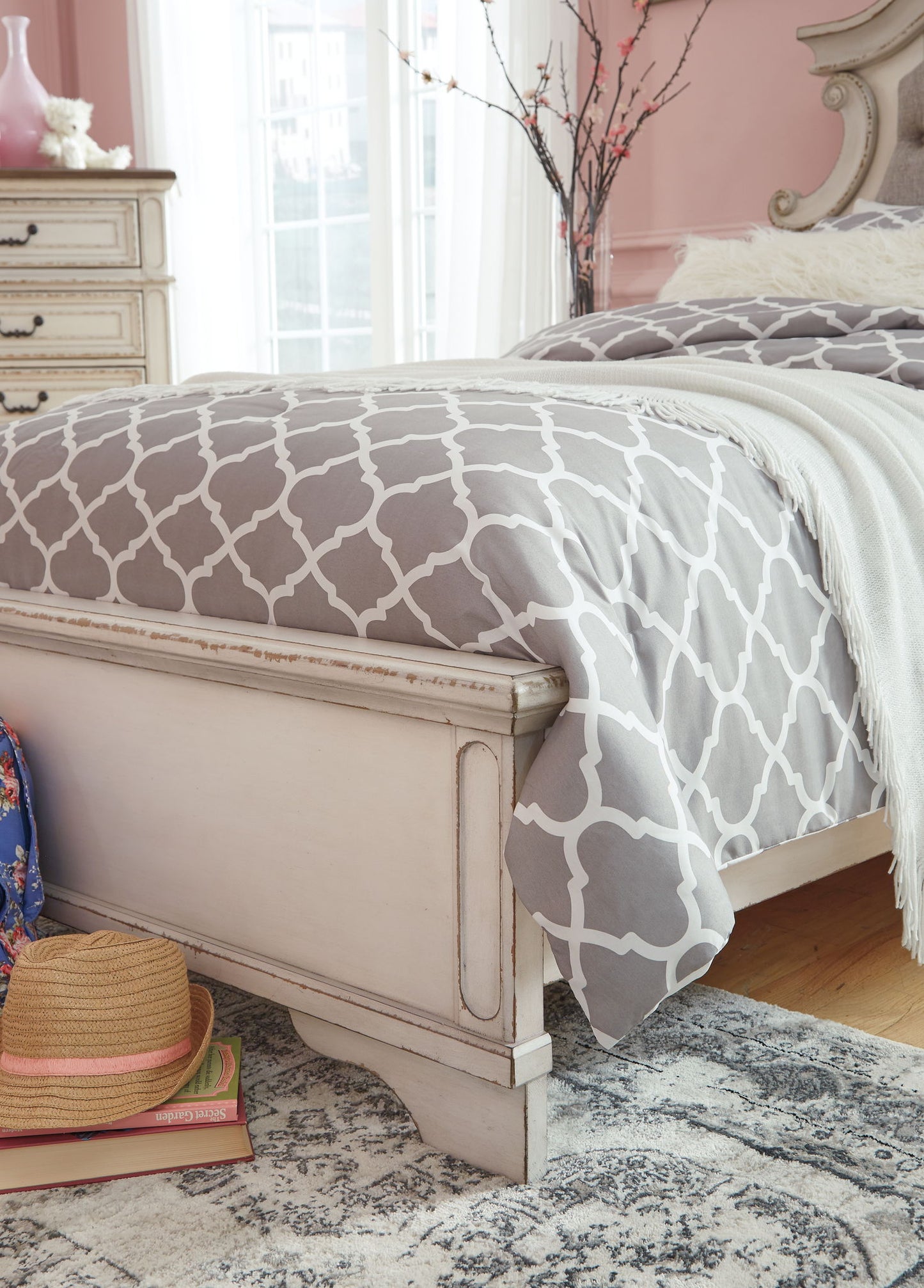 Realyn - Panel Bed
