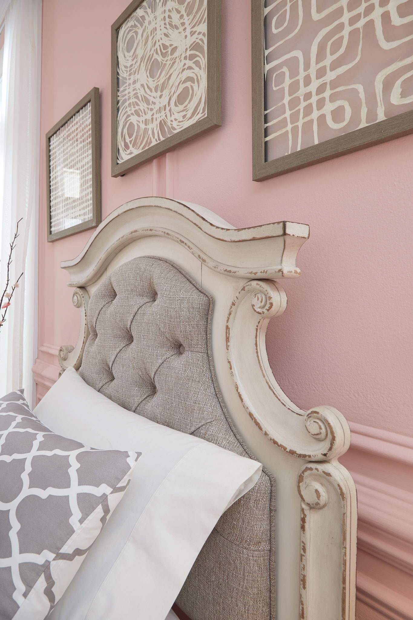 Realyn - Panel Bed