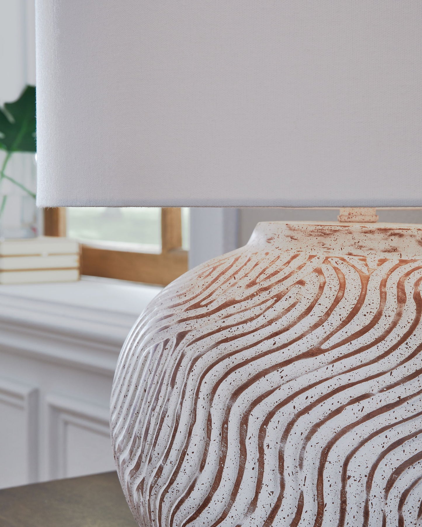 Vien - Terracotta Table Lamp - Distressed White