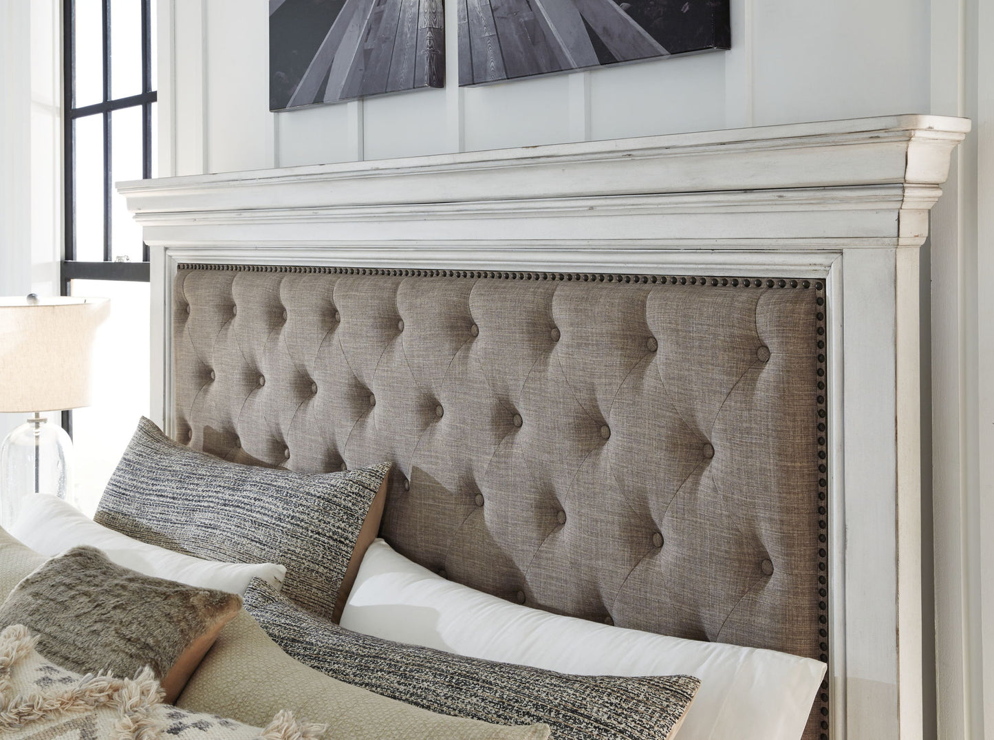 Kanwyn - Upholstered Panel Bed