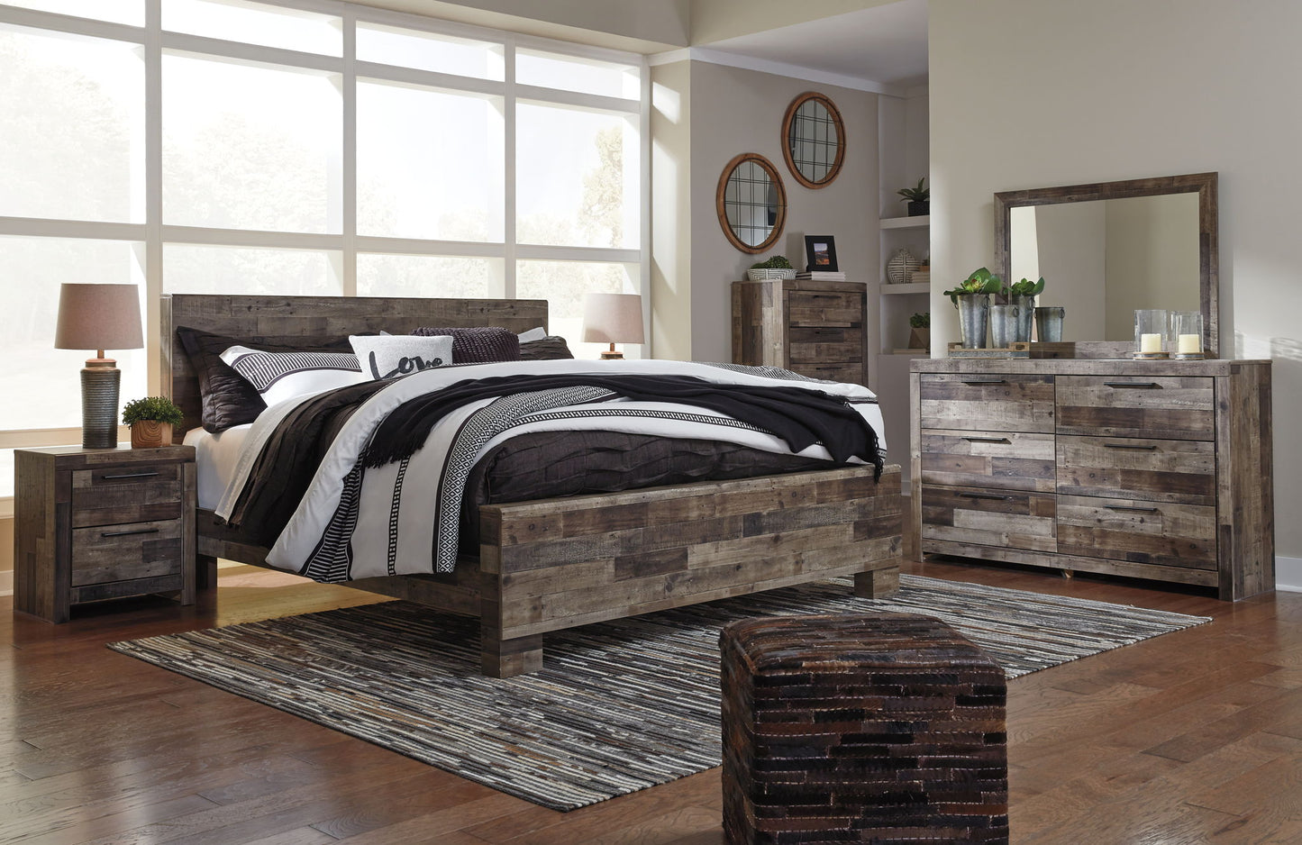 Derekson - Panel Bed
