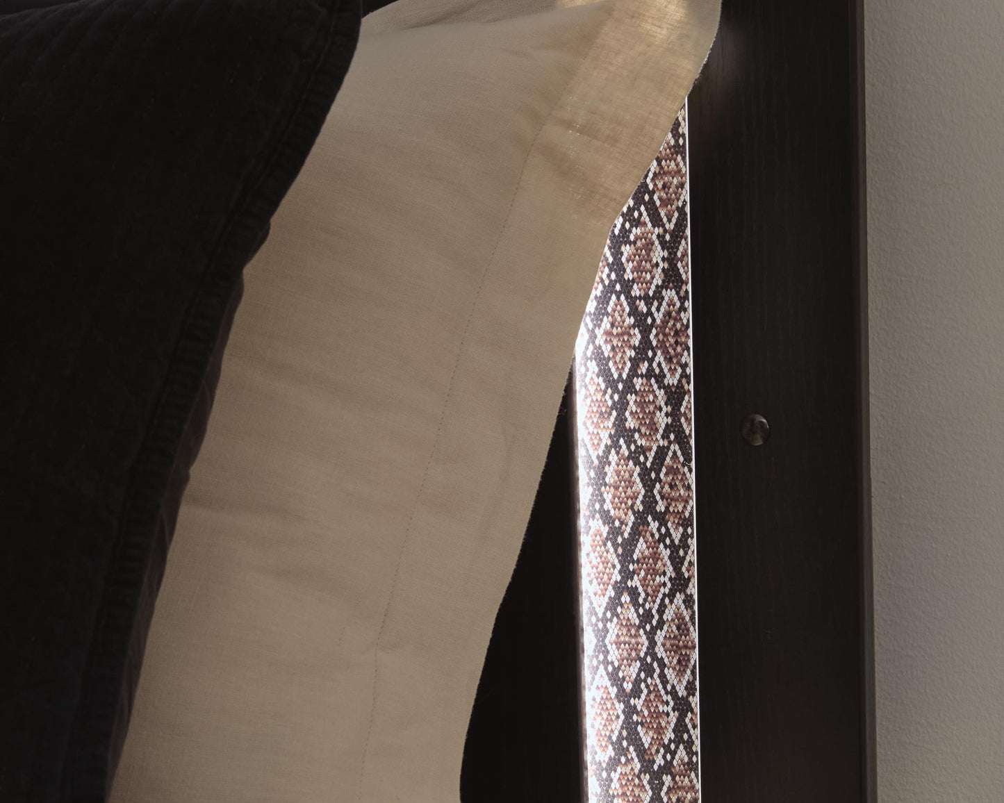Brizmore - Panel Bed